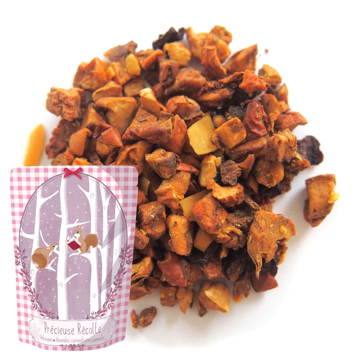 Infusion Précieuse Récolte en sachet doypack à motif forêt hivernale, mélange épicé de fruits secs cannelle pour salon de thé.