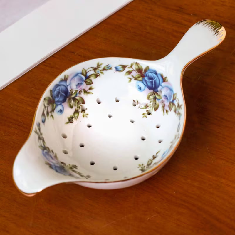 Passe à thé en porcelaine - Fleurs bleues