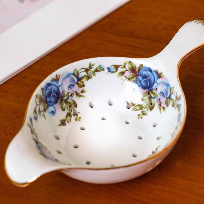 Passe à thé en porcelaine - Fleurs bleues