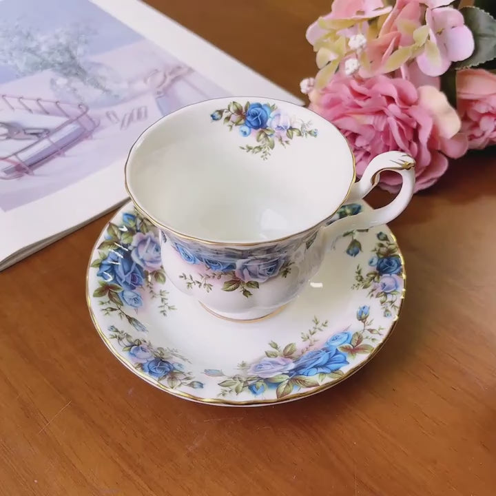 Passe à thé en porcelaine - Fleurs bleues